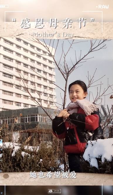 央视张蕾晒和儿子合影穿吊带裙锁骨精致儿子骑自行车好可爱