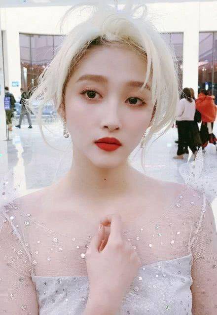 原创本以为热巴枕上书白发够美看到王牌关晓彤白发网友真像艾莎