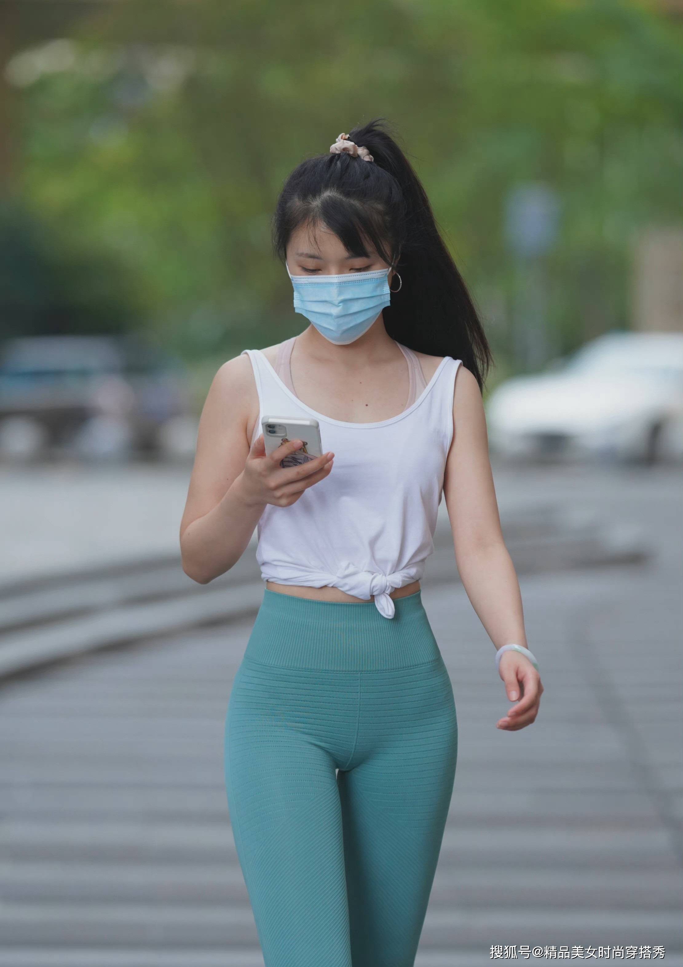 白色背心下搭莫奈绿色鲨鱼裤元气满满的一天尽显青春活力