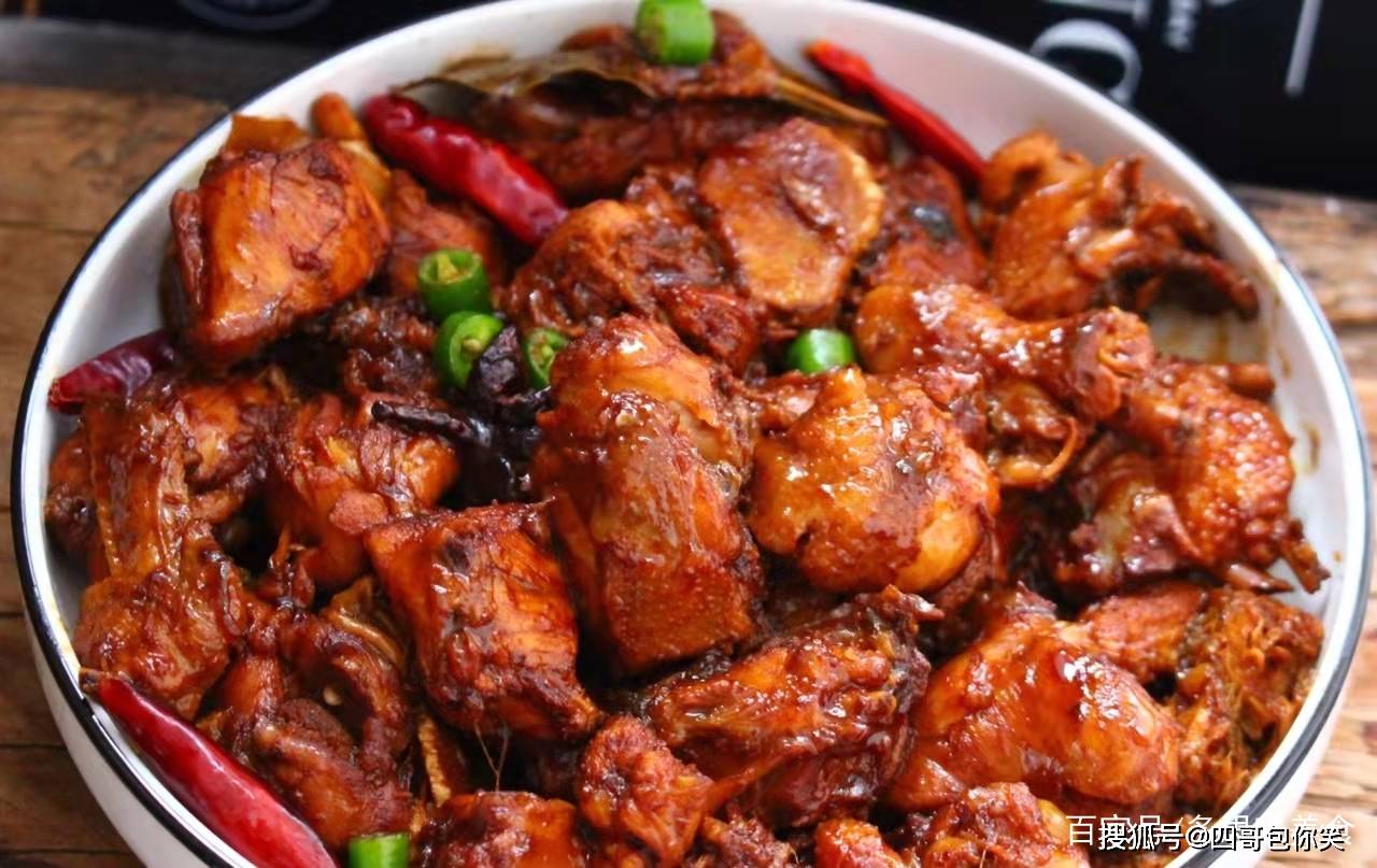 红烧鸡块材料:童子鸡1只,香菇10个,葱姜蒜,豆瓣酱,生抽,老抽,蚝油,干