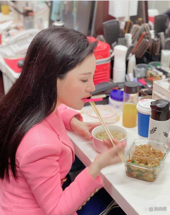 章艳一天两个直播节目为了节省去央视食堂就餐的时间自带干粮