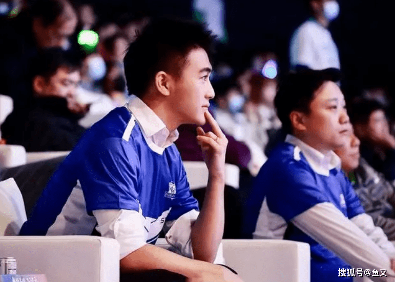 虽然说在2021年世冠的时候,何猷君一手唱跳rap直接弄得estarpro全员