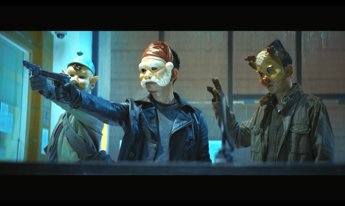 这3名蒙面劫匪的真实身份是警察(其中头目由任贤齐饰演),那名女尸原本