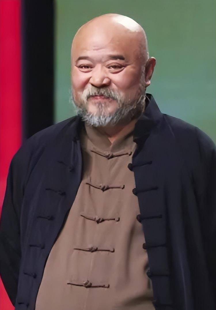 67岁李琦豪宅练书法,手背乌黑浮肿,背后一柜子酒惹争议_疾病_视频