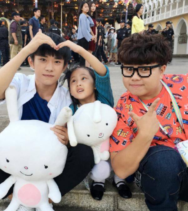 说起来张婉儿,大家都相当熟悉,当初她和薛之谦还有tfboys一起演《我们