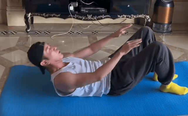 51岁于和伟排队做核酸被偶遇,穿搭时尚,被赞像20岁年轻小伙_衣品_健身