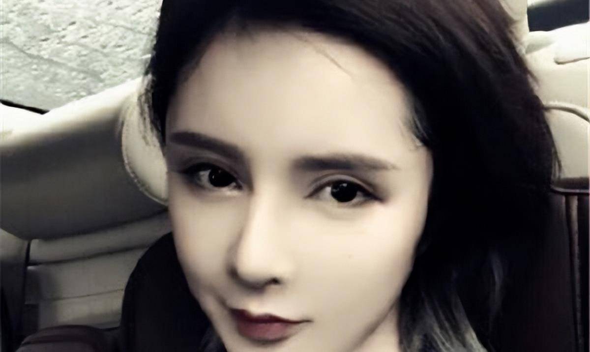 照片,也许日子就会这样平稳地过下去,但是易珑静却再一次抛弃了沉珂