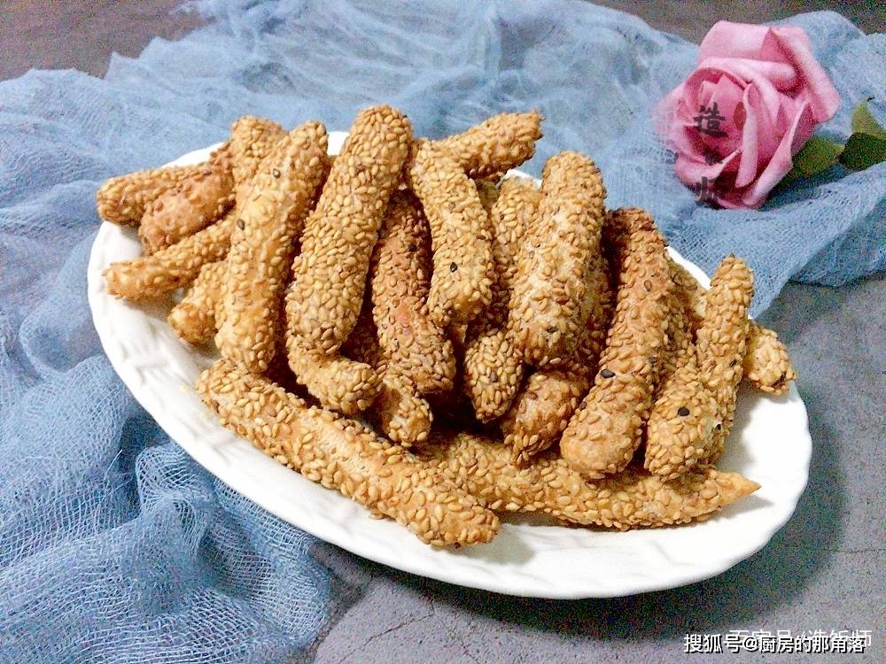 原创过年吃炸货换点新花样香酥可口的芝麻条营养高寓意好