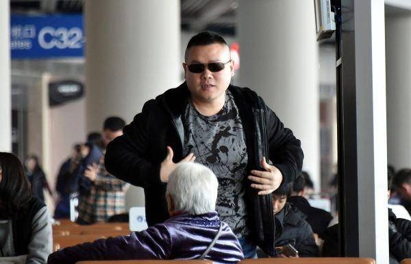 岳云鹏穿八十一万的鞋子惹争议,不偷不抢,他错了吗?