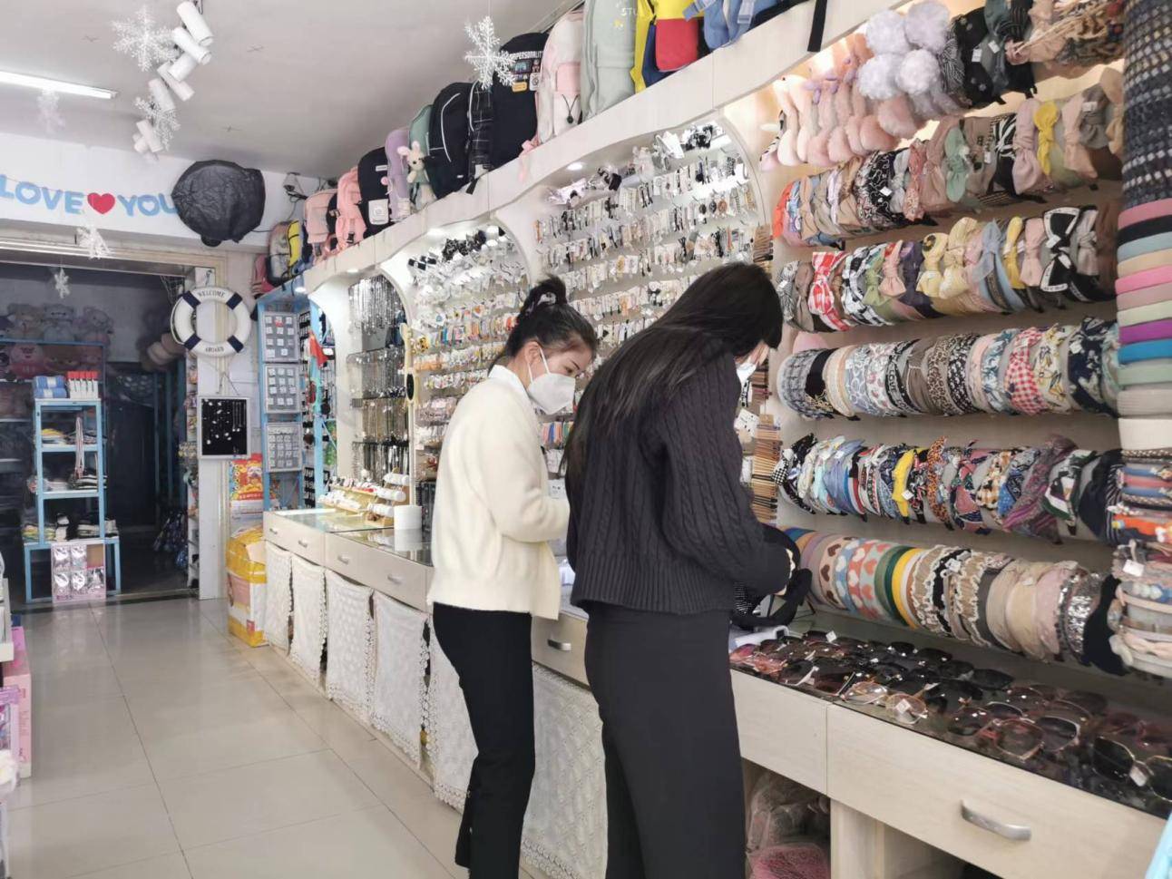 据了解,九台区在4月28日有序开放银行网点,理发店,商场,农贸市场,批发