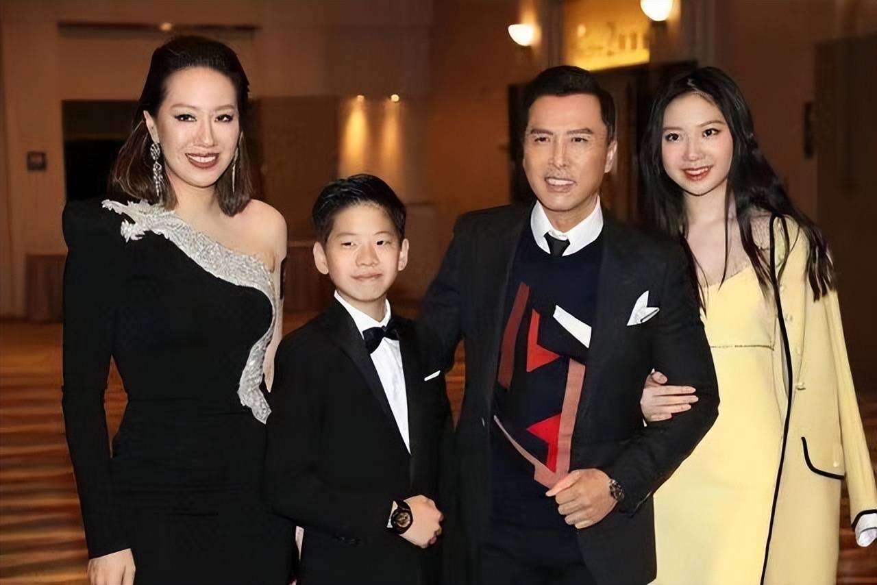 原创甄子丹的妻子身材太好了一家四口出行高贵惊艳妻子堪比女明星