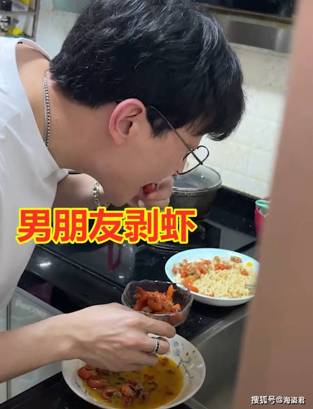 原创男子用嘴给女友剥虾女子纠结吃不吃网友接吻不也是一嘴口水