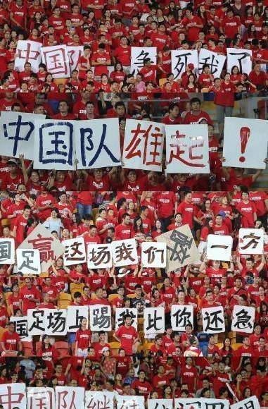 国足首位脱衣庆祝女球员,腹肌让男足无颜,今退役将足球带进大山_中国