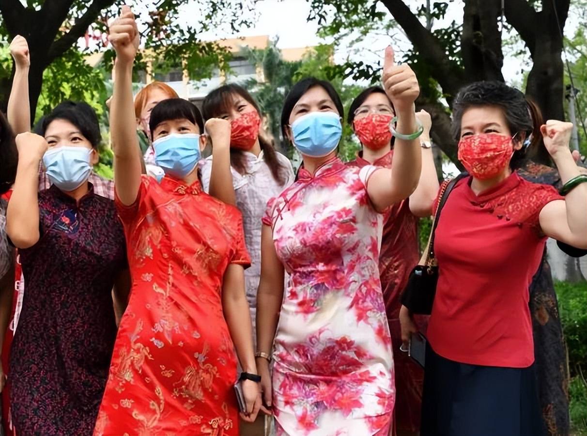 原创高考旗开得胜应援老爸旗袍装艳压众多家长妈妈们甘拜下风