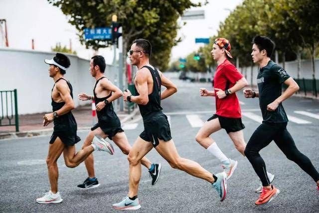 早上不吃饭跑步好还是吃完饭跑步好？晨跑要注意什么？建议收藏
