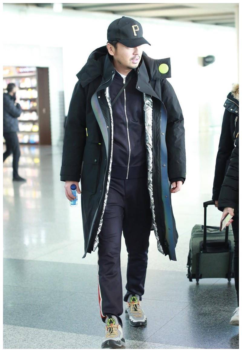 雷佳音低调走机场黑色系造型宛如路人为显头小戴棒球帽