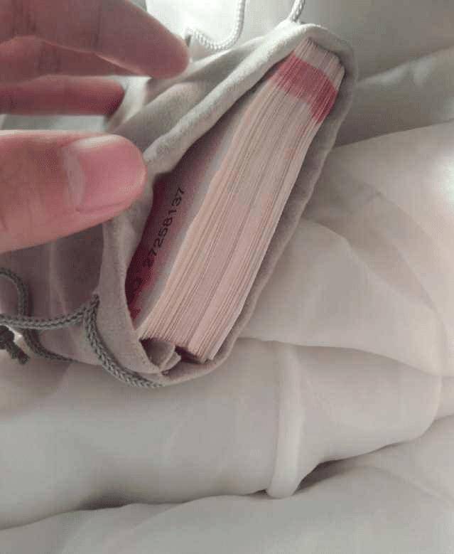 六旬老人捡到一袋钱,回家打开袋子后,看到上面3个字,转身就扔了!