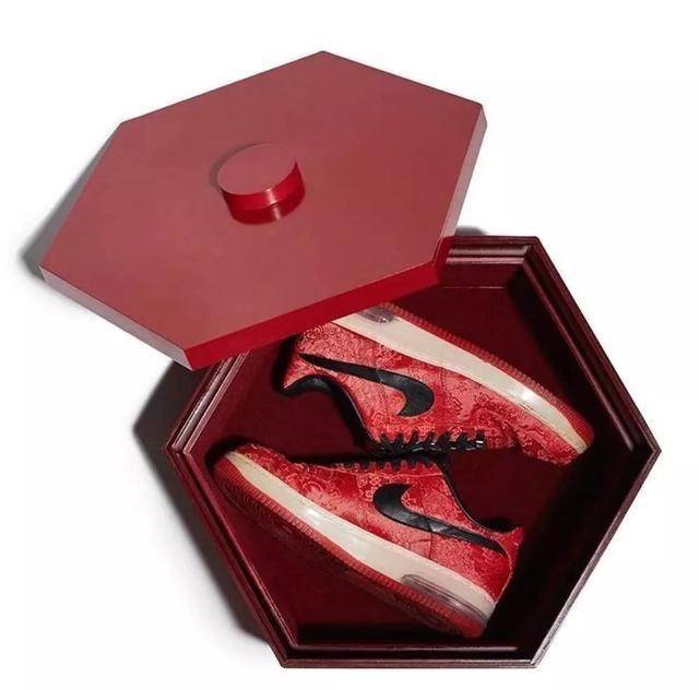 不仅如此,clot还把丝绸系列设计到极致!