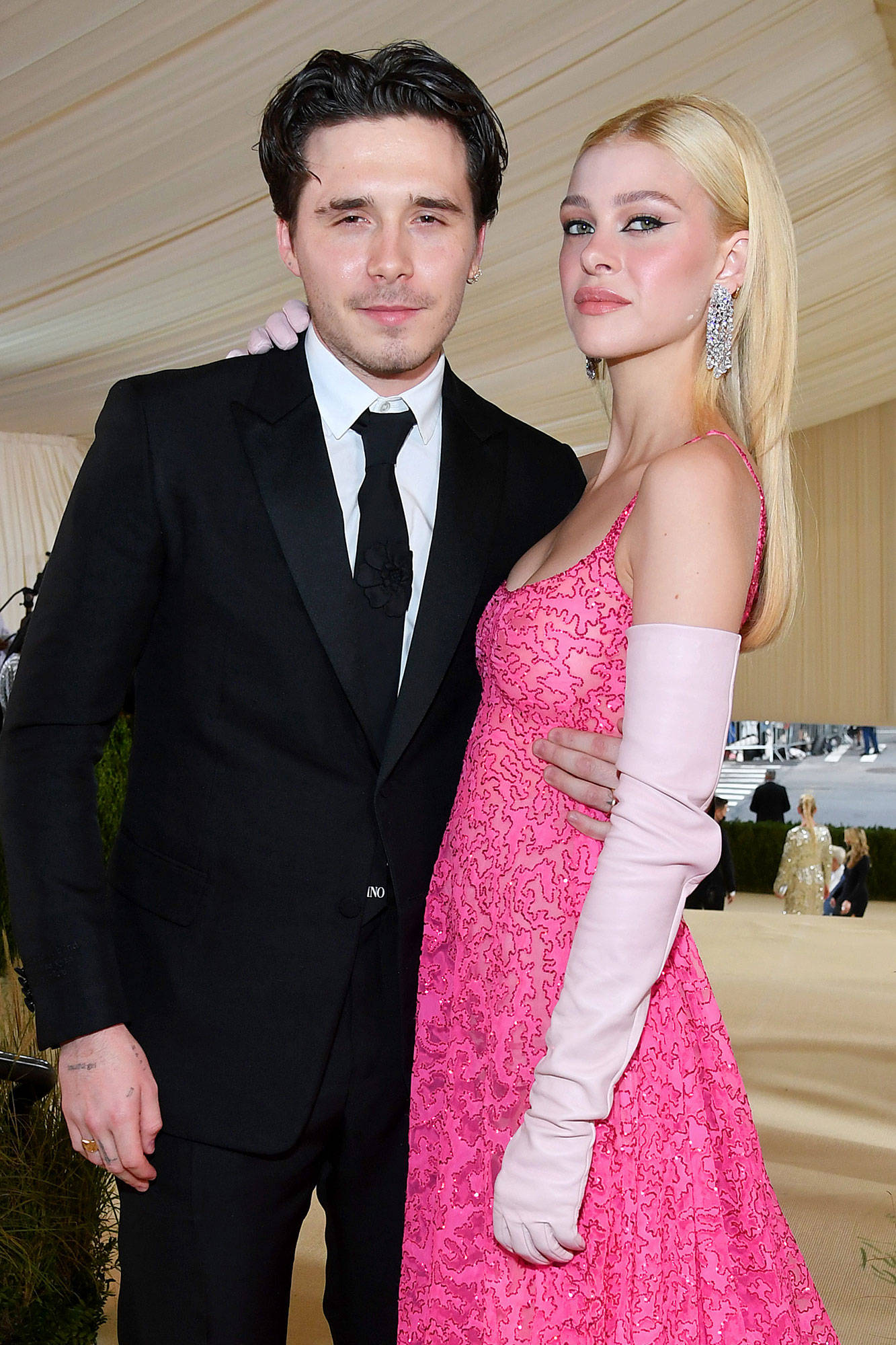 大都会情侣争锋，妮可拉秀大钻戒，金·卡戴珊压轴登场碰瓷梦露_搜狐网, image size:1333x2000