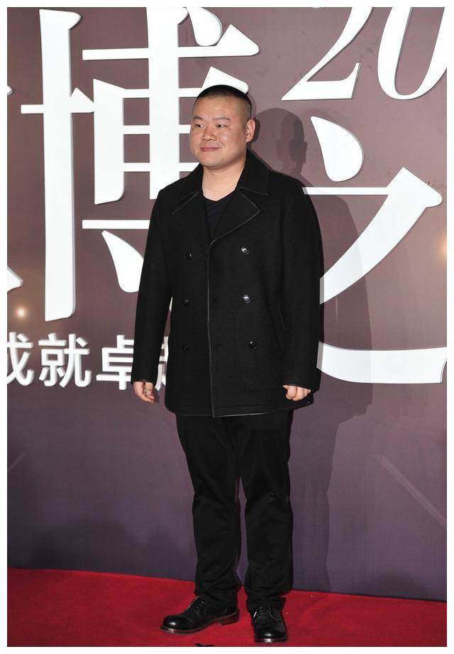 岳云鹏全黑造型走机场,黑超遮脸却依旧接地气,脸又圆了两圈_黑色_圆领