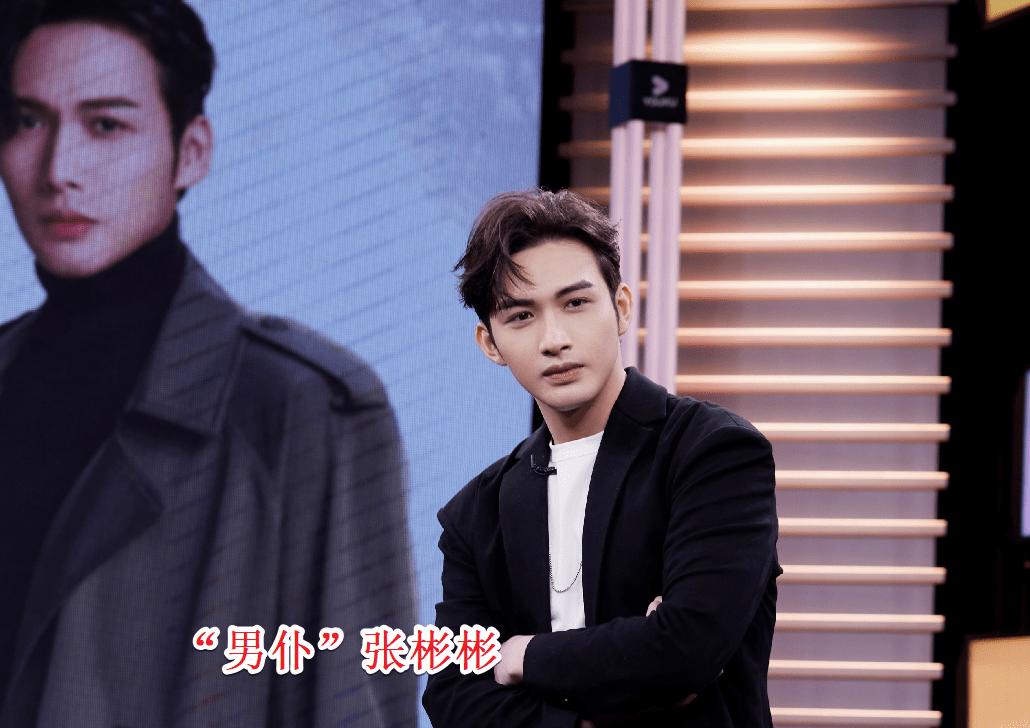 景甜和张彬彬现身出镜间无滤镜的镜头下被她的颜值所惊艳到