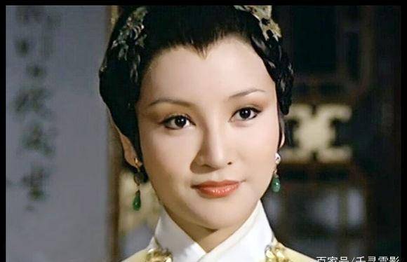 狄波拉是香港七十年代第一位港姐冠军,她诠释的处女作《大千世界》中