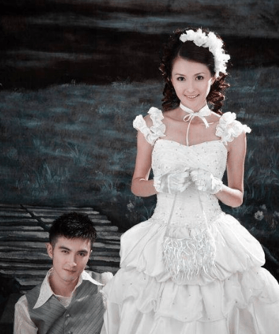 如今,在这个互联网时代,可以找到一些高伟光年轻时在婚纱店当模特的