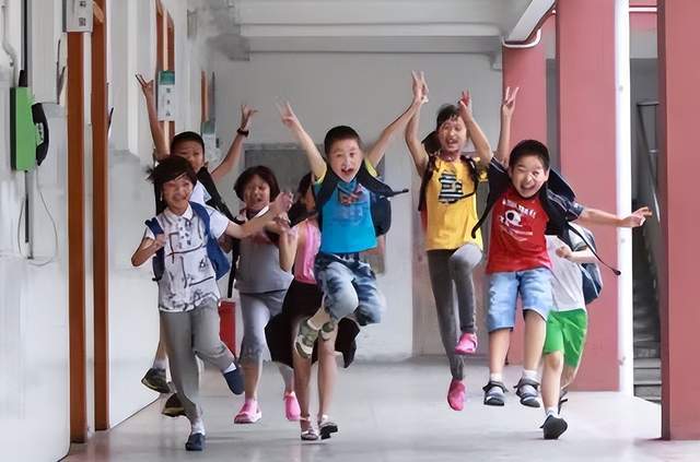 原创中小学暑假时间敲定看到放假天数的学生高兴不已家长笑不出来