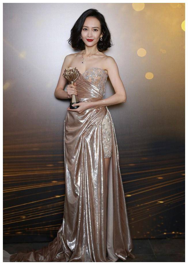 王鸥梳起油头气场都变了,穿深v缎面红裙秀丰满身材,高级又性感_礼服