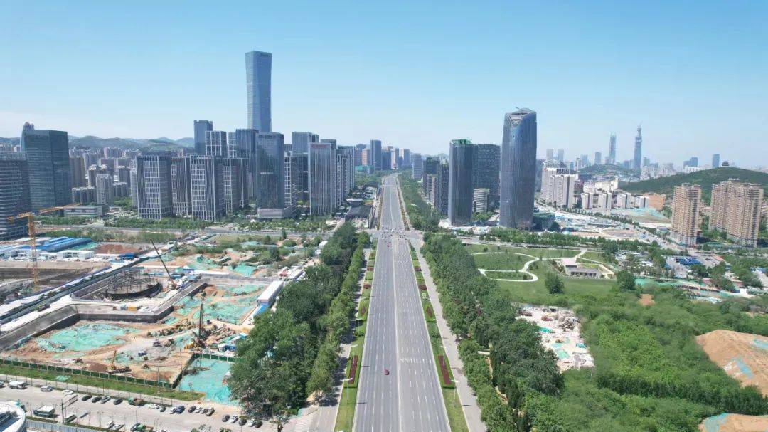 再加上长岭山片区毗邻经十路,凤凰路等黄金干道,地铁4号线凤凰路站,龙