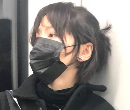 原创诸葛大力再次现身地铁戴口罩穿同样的服饰却从网红转变成明星