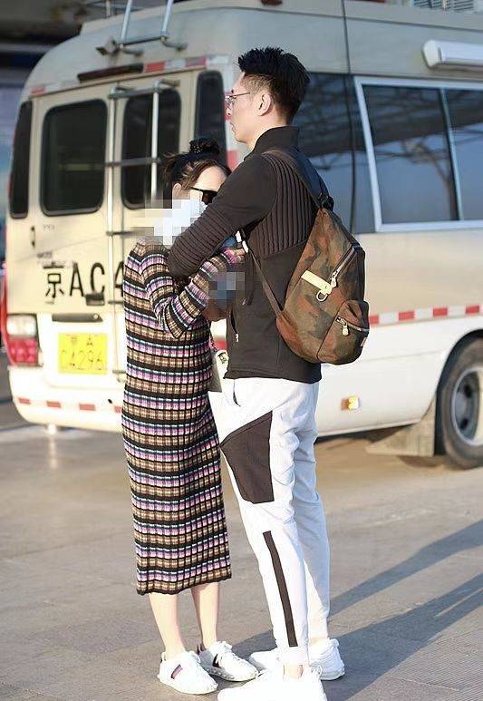 原创张嘉倪一家三口罕走机场小老公抱娃姿势僵硬她穿针织裙腰身圆