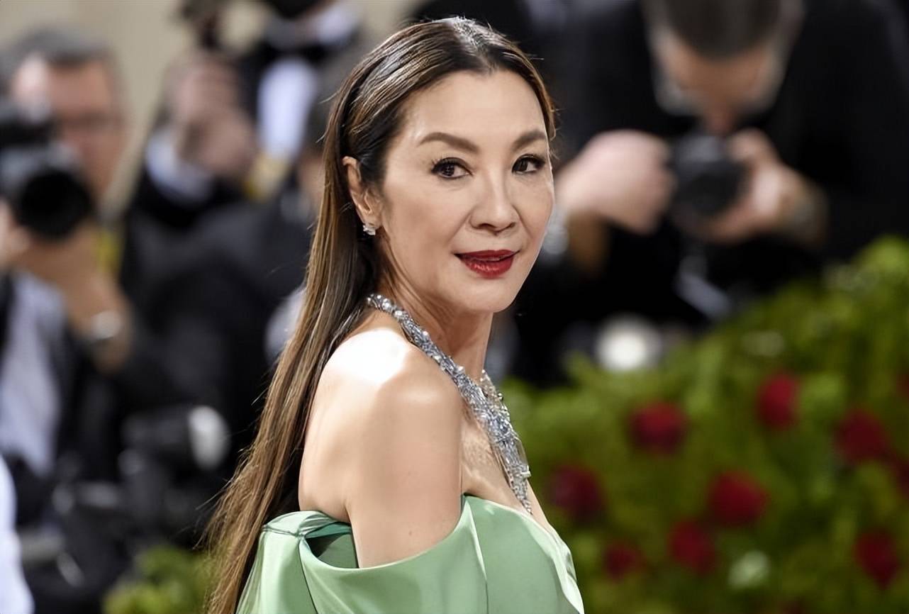 武打明星杨紫琼,穿一袭绿裙英姿飒爽,外媒镜头下也好看_裙子_绿色
