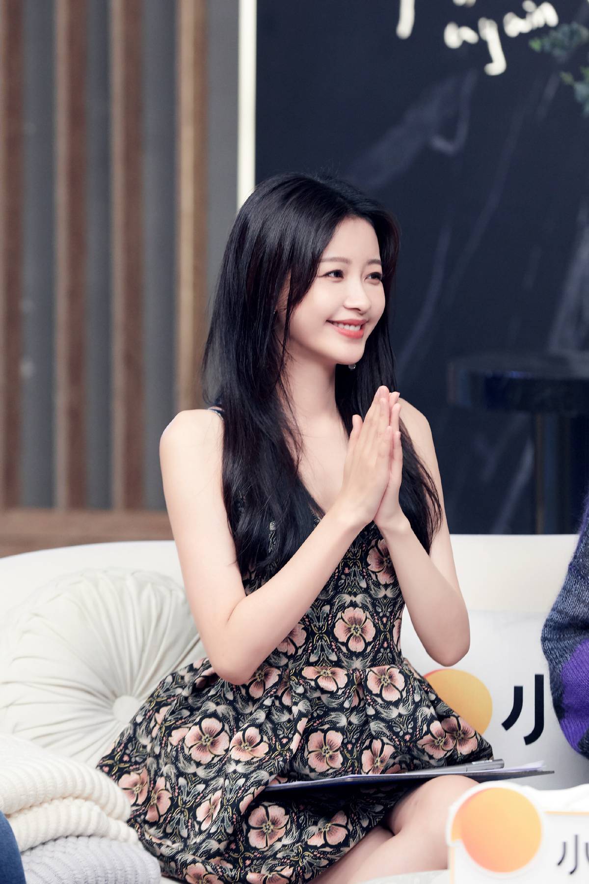 原创孙怡不愧是圈内最美辣妈穿吊带印花裙时髦减龄少女感十足