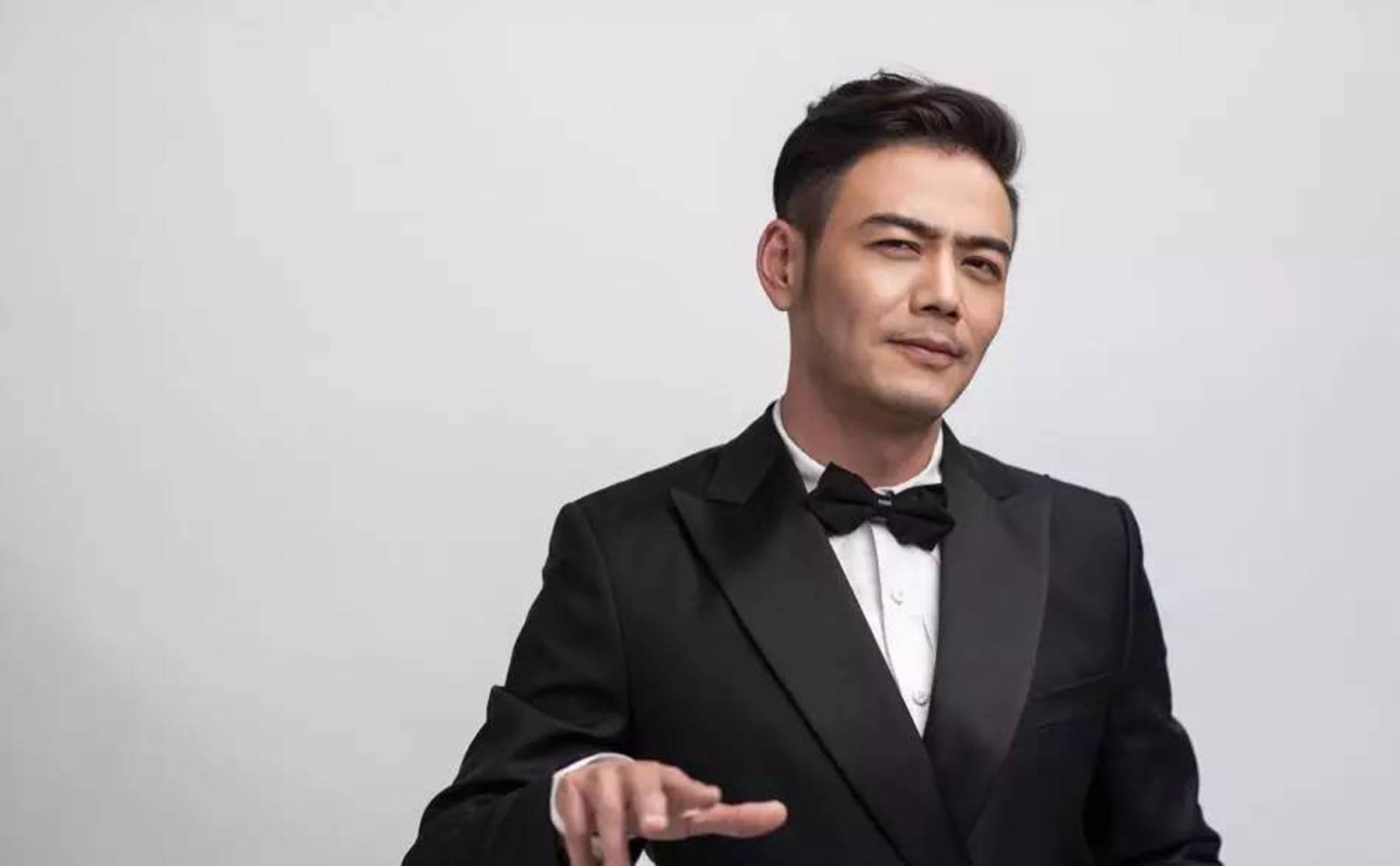 杨烁"隐藏"了9年的老婆,原来是熟悉的童年女神,难怪不愿公开_王黎雯