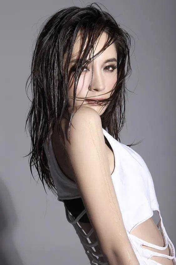 比如在「涛女郎」中为爱痴狂的方彤,在「格子间女人」当中的文小慧