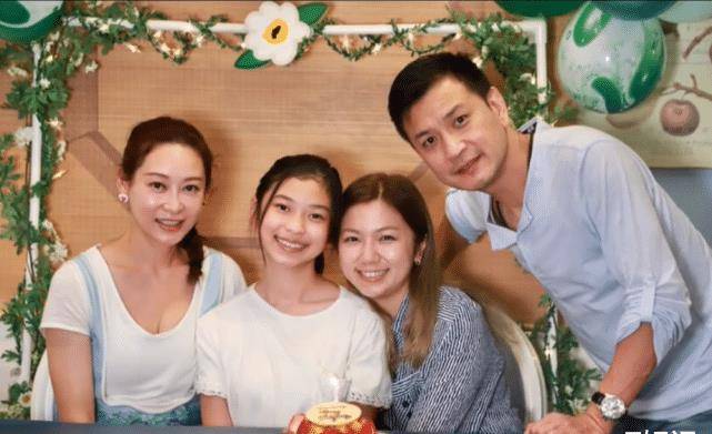 tvb女艺人杨卓娜亲吻爱女为女儿庆生 一家人拍温馨全家福_老公_杨怡