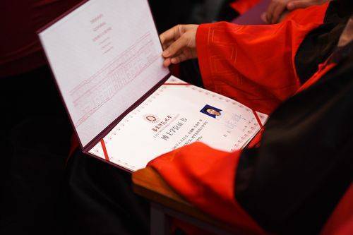 直博在完成学业后是直接拿博士学位证书,在不经过硕士阶段的情况下