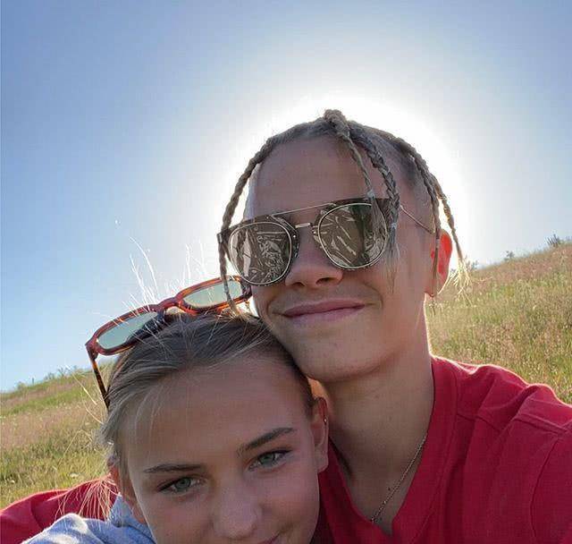 搂女友,最可爱情侣,三毛既视感玉米须毁颜值_罗密欧_米娅·雷根_媒体