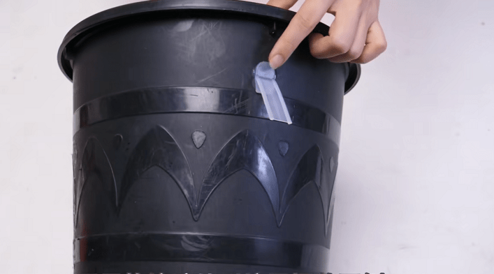 牛奶箱提手别扔,放2个在马桶上,有意想不到的效果,简单又实用