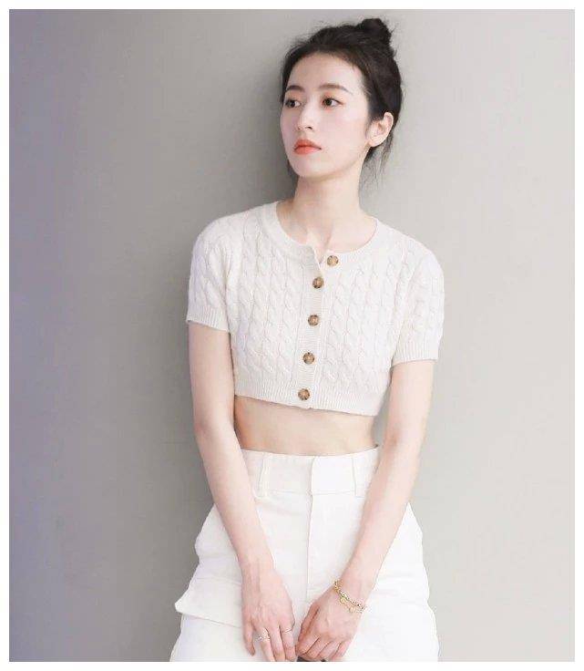 她陪肖战北漂打拼3年,如今穿红裙出镜,坐下抬脚成世间少有绝色_周雨彤