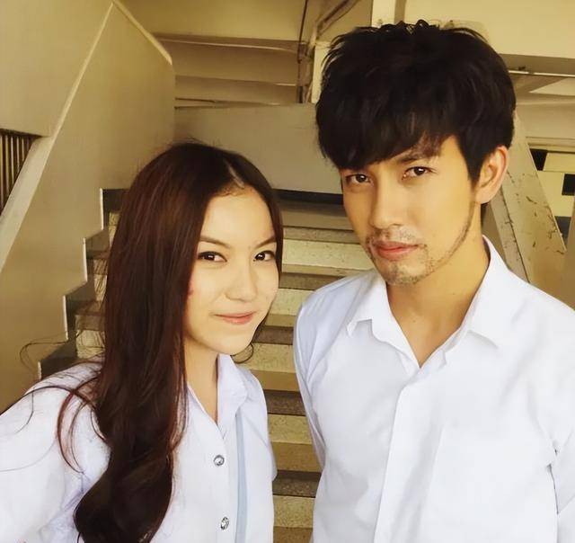 由"梨涡男神"普提查·克瑟辛和瓦拉妮·塔瓦翁主演,讲述女主人公因为