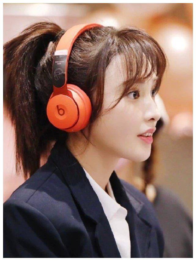 原创彭小苒用西装搭配破洞裤本以为很简单哪知坐下才看到裤子玄机