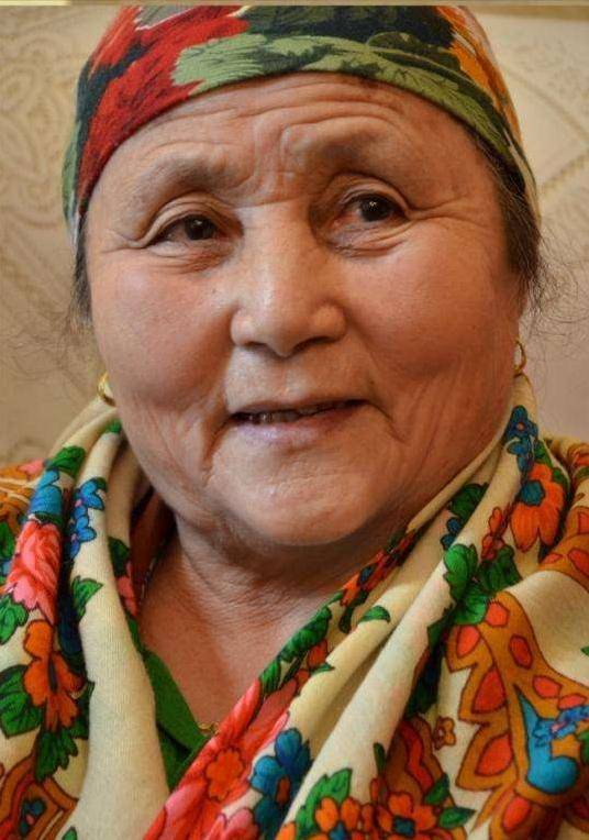 原创新疆女人穷得吃不饱饭却收养19个孤儿养育180个孩子为啥