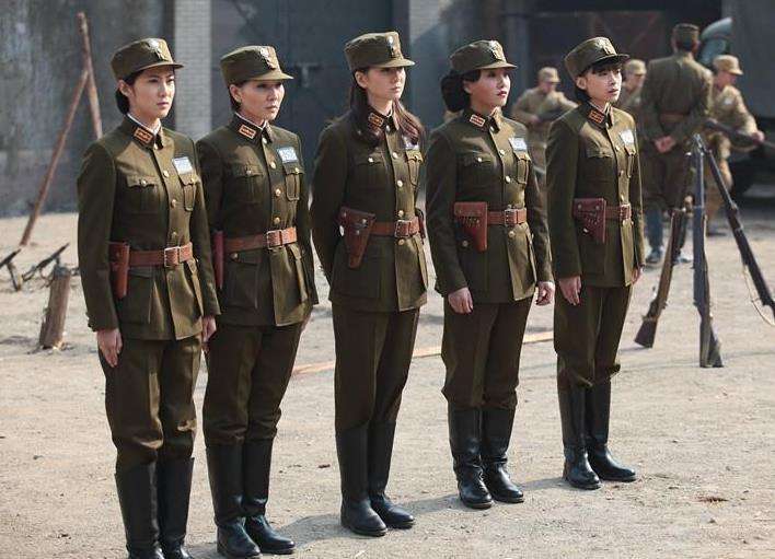 原创红军抓捕两个国民党女兵李克农打量后说道长靴的放走短靴留下