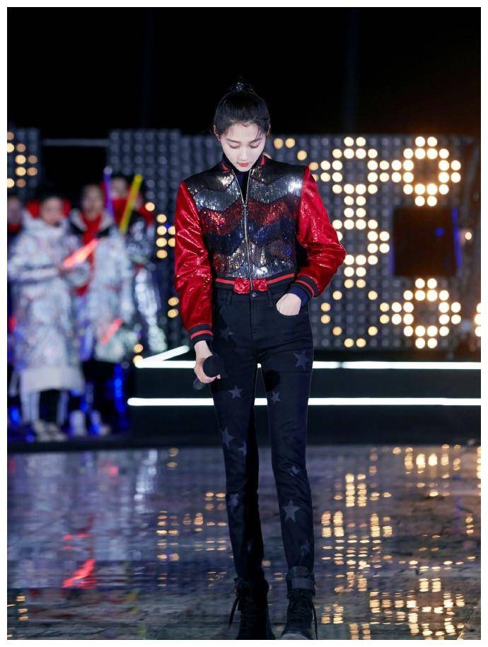 关晓彤亮相跨年晚会,红色亮片夹克搭配星星牛仔裤,腿太长了!