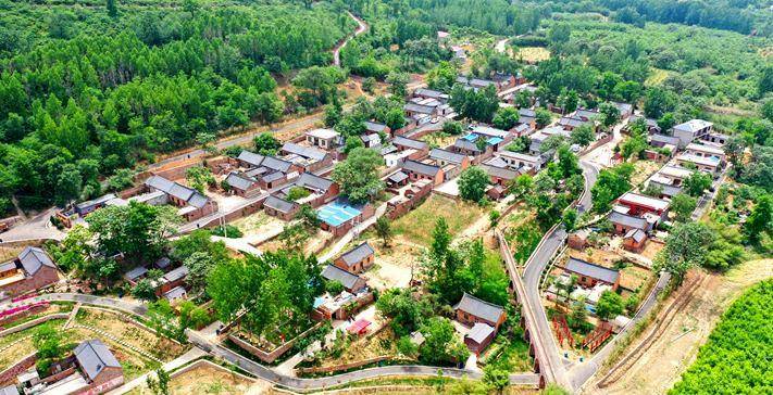 千年古县神奇山村，房屋都用红色石头建，民风淳朴好似世外桃源