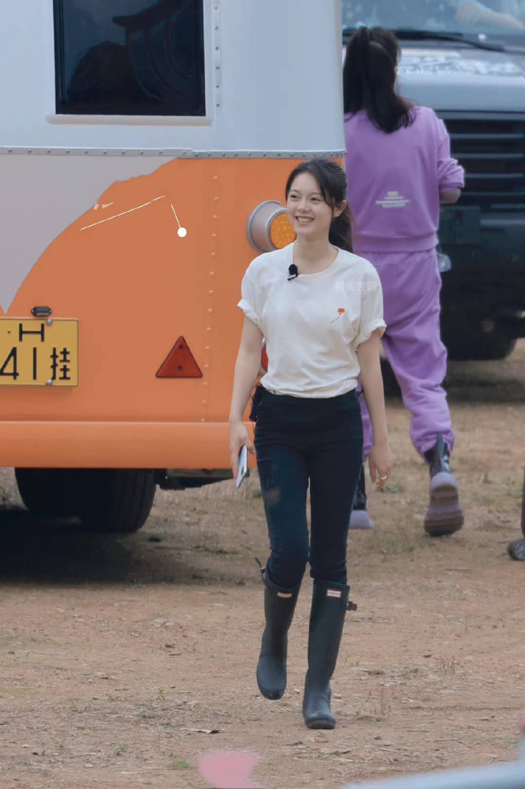 养成系少女长大了,赵今麦穿t恤牛仔裤录节目,元气满满