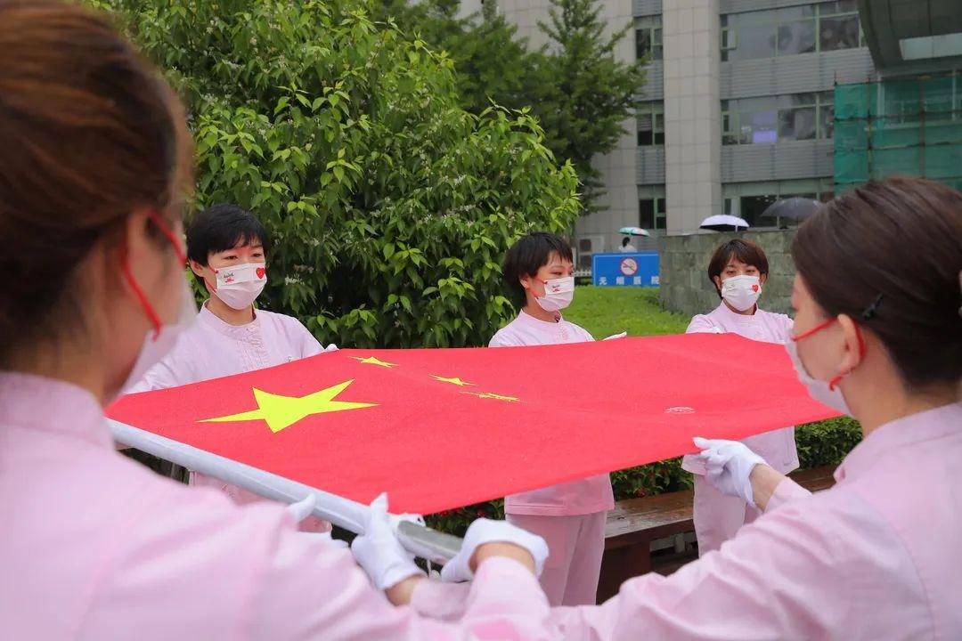 早晨8点,院领导,护士代表们整齐列队,护士节升旗仪式在黄春兰副院长的