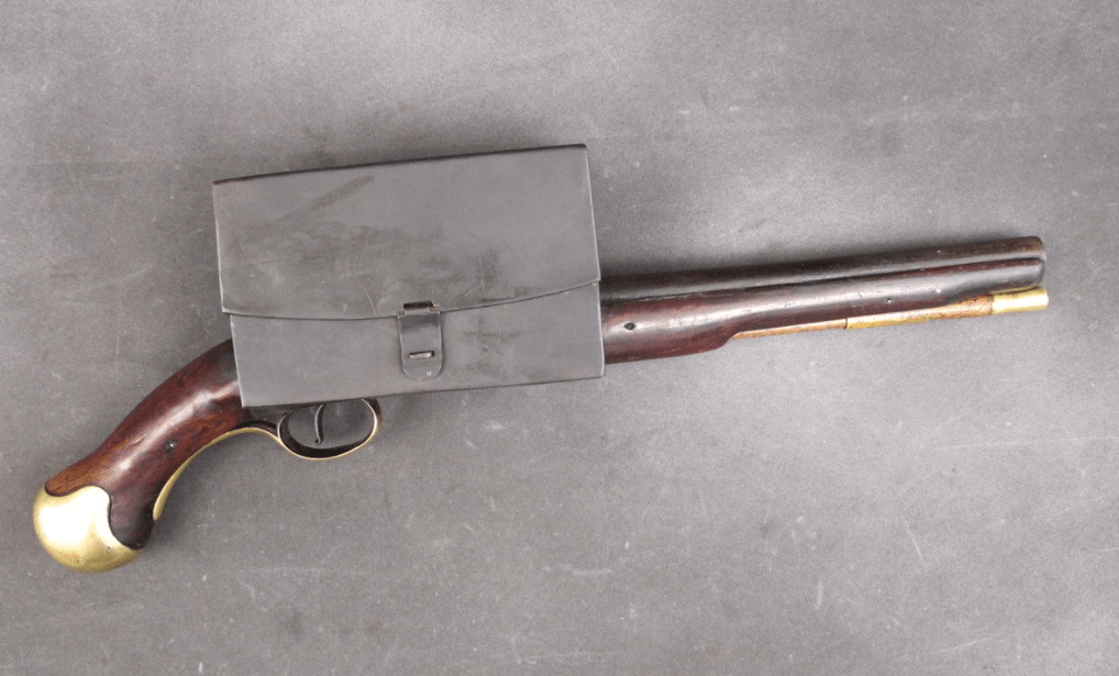 这么一来,即便不用取下来都可以击发,上药引和扣下击锤的时候还能打开